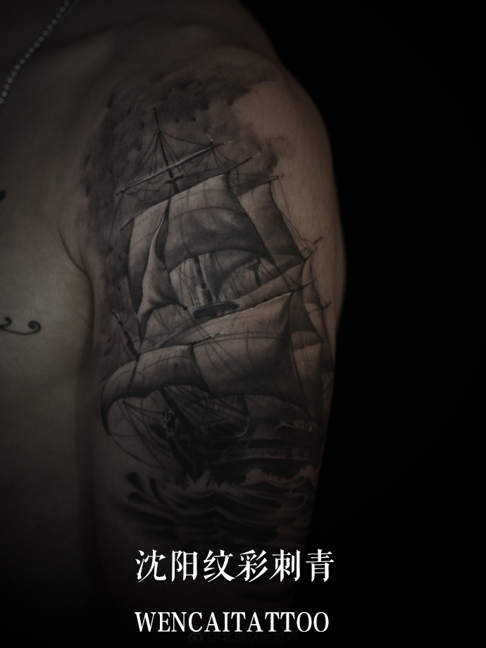 威猛的金先生黑灰帆船纹身图案