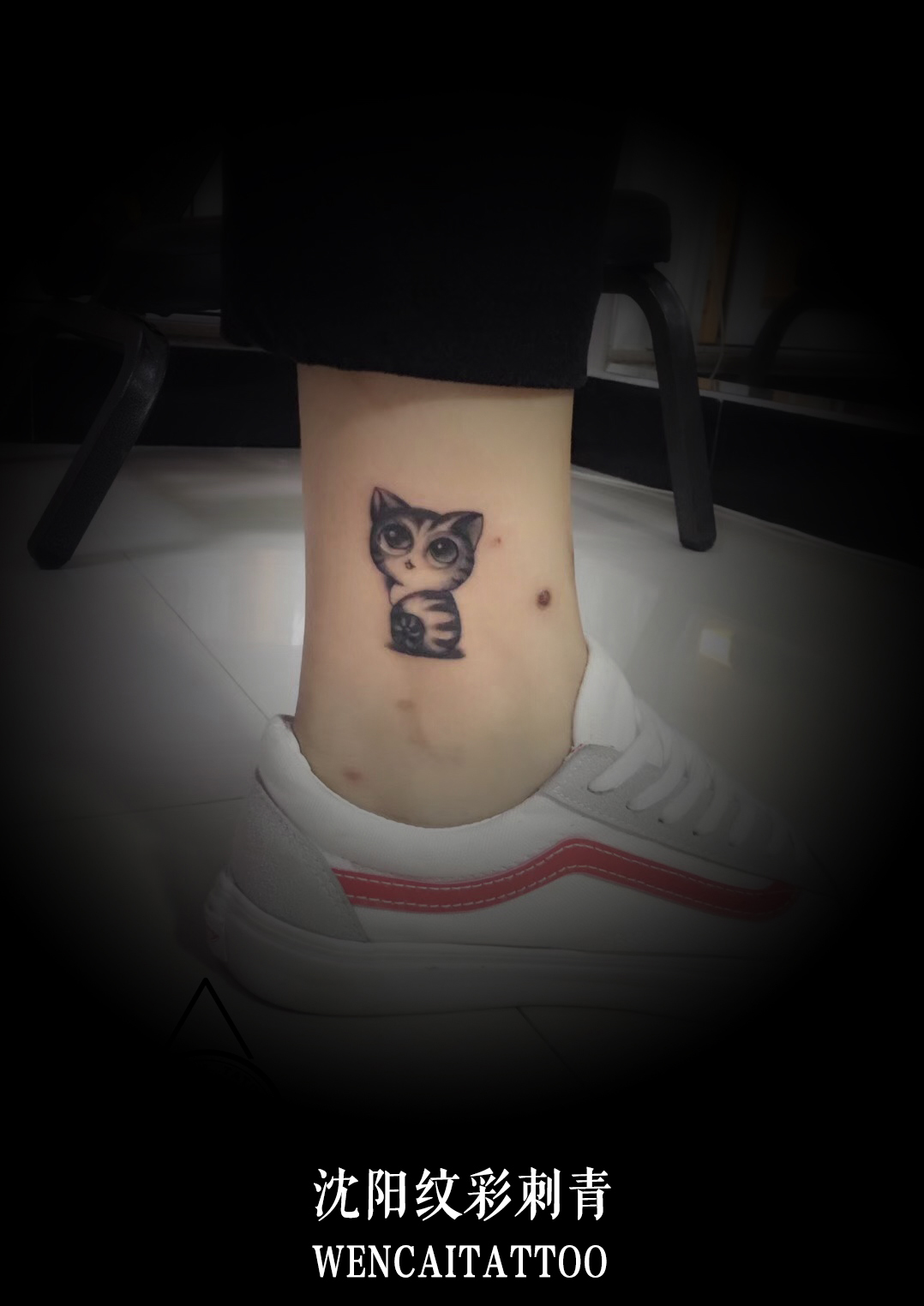 周先生小腿上的可爱猫咪纹身图案