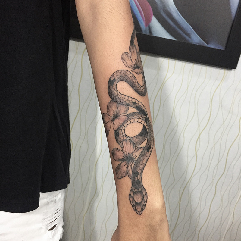 做建筑工程师的斜先生小臂蛇纹身图案