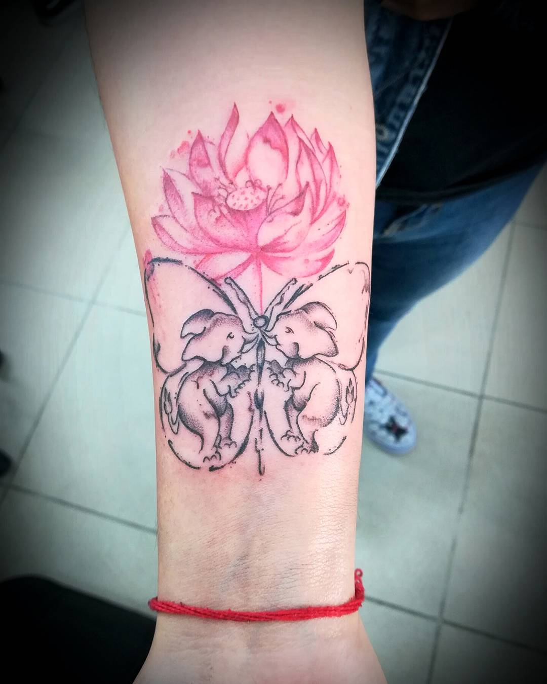 璩小姐小臂蝴蝶莲花纹身图案