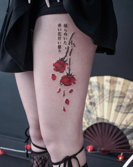 大腿外侧两只红色的玫瑰花和日语纹身图案